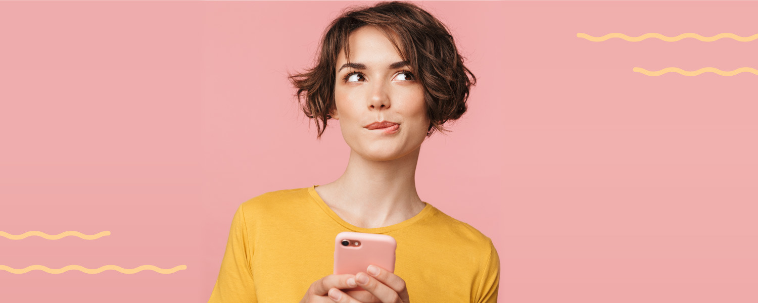 imagen de una chica usando su teléfono sobre un fondo rosa - Saba